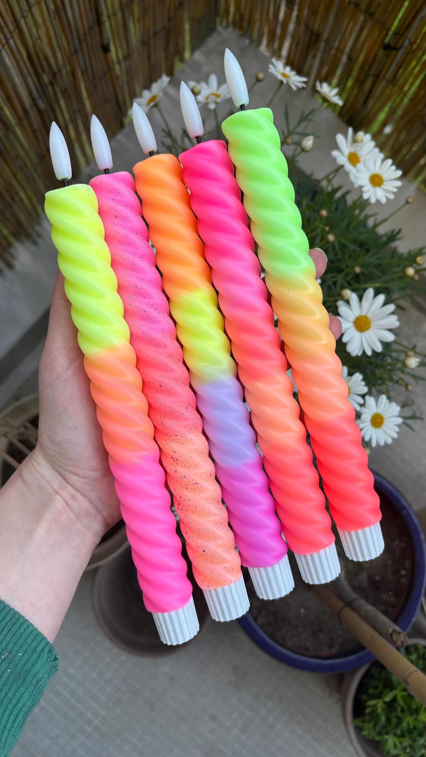 LED-kaars swirl - Neon roze/oranje/geel