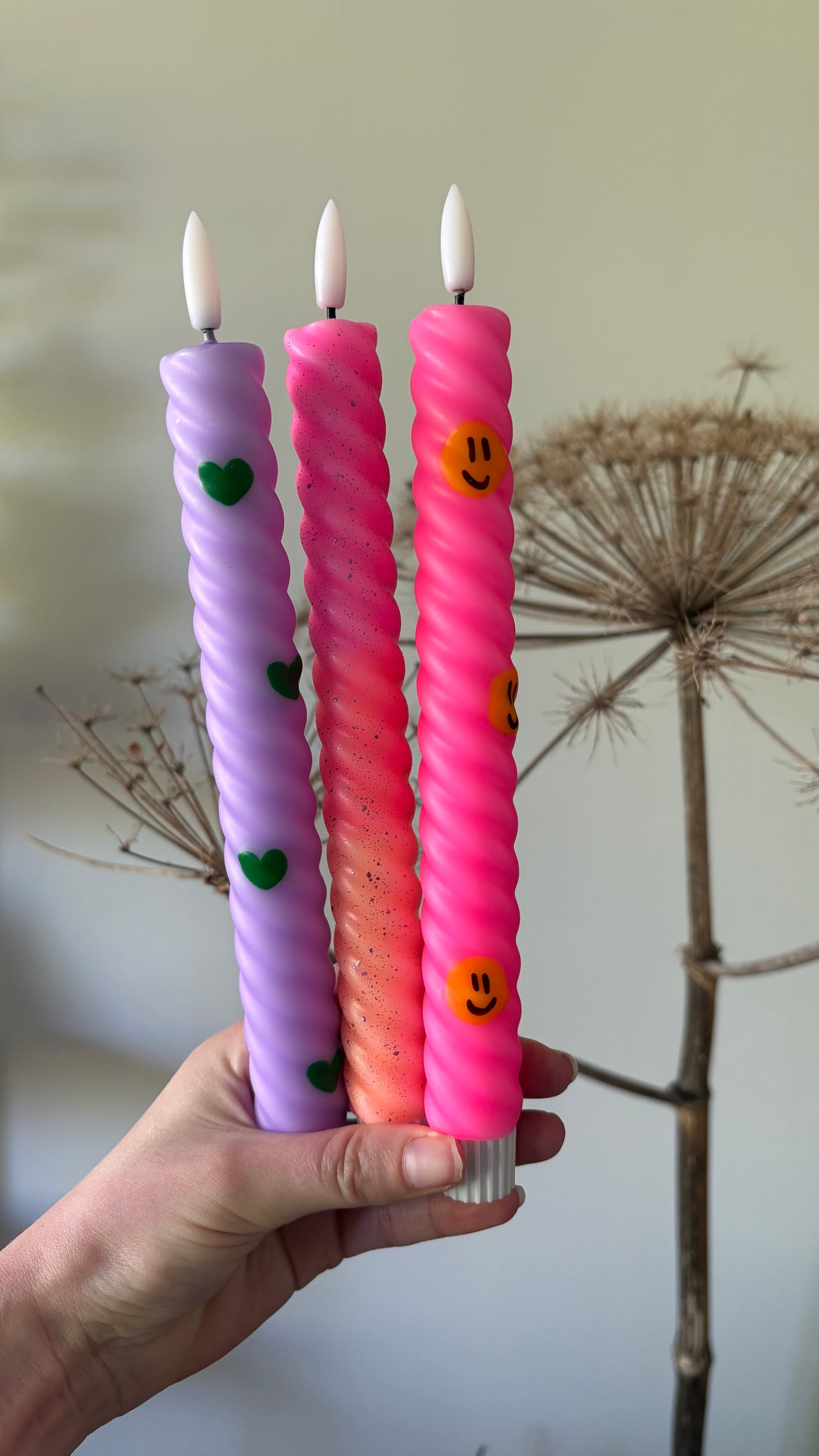 LED-kaars swirl - Smiley - Neon roze