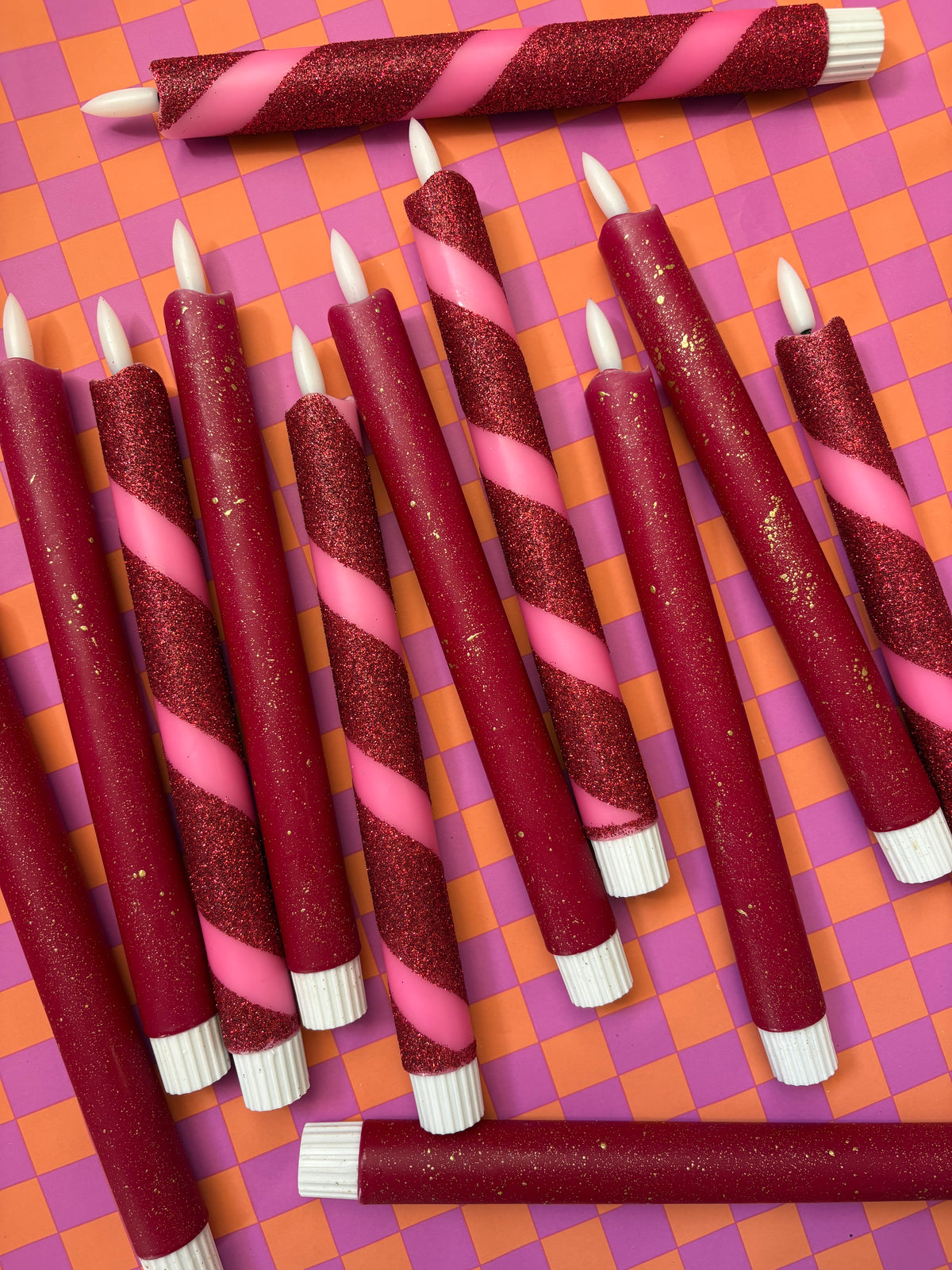 LED-kaars - Swirl - Neon roze/rood glitter
